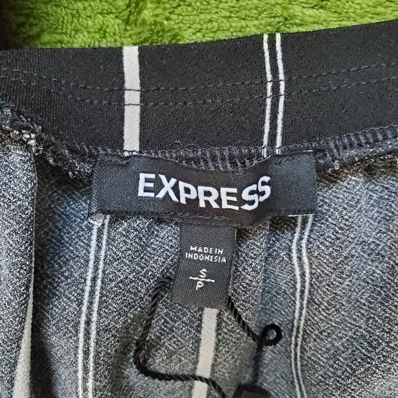 Express black and white high-low skirt (NWT) - Picture 6 of 6